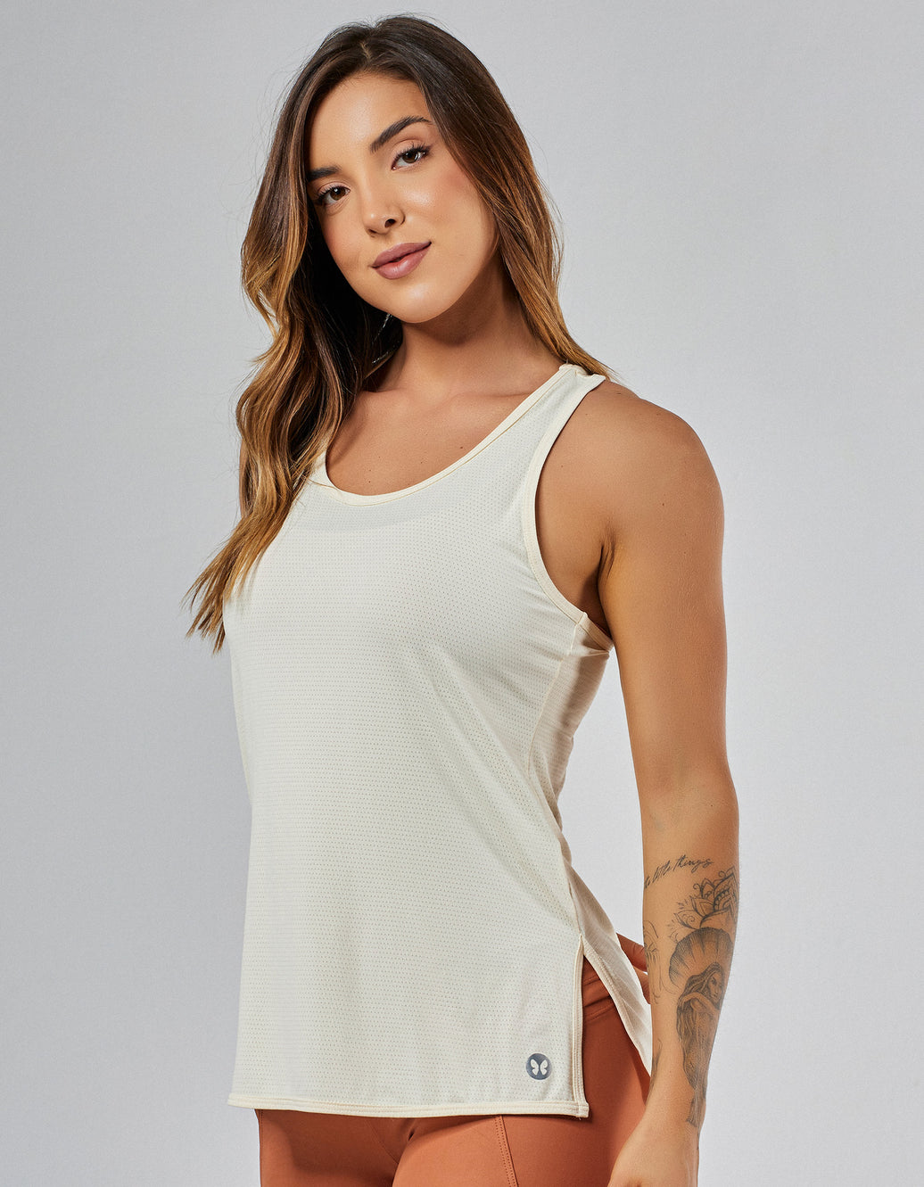CAMISOLA DE ALÇAS DRY FIT COM FENDA HONEY