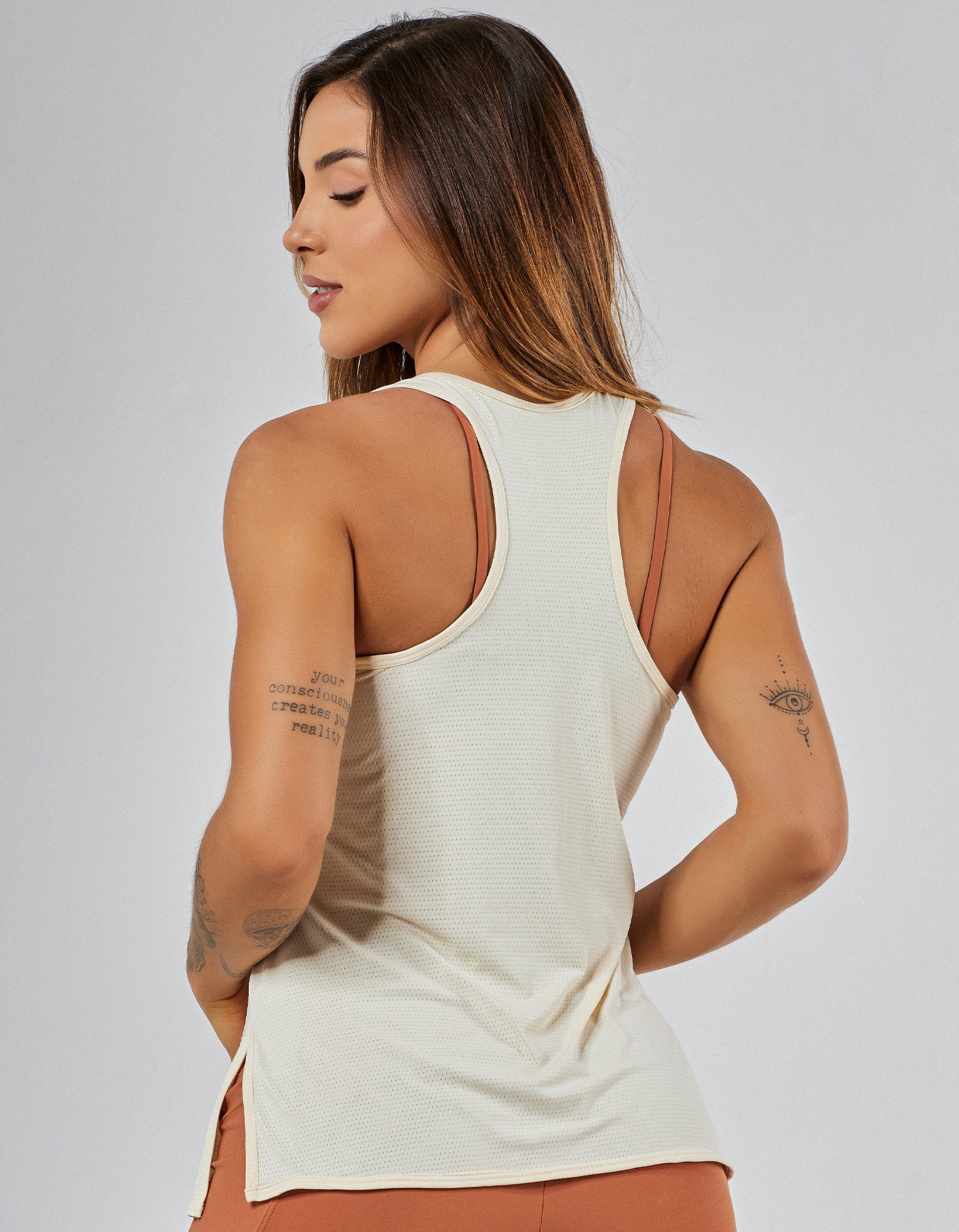 CAMISETA DE TIRANTES DRY FIT CON ABERTURA DE MIEL